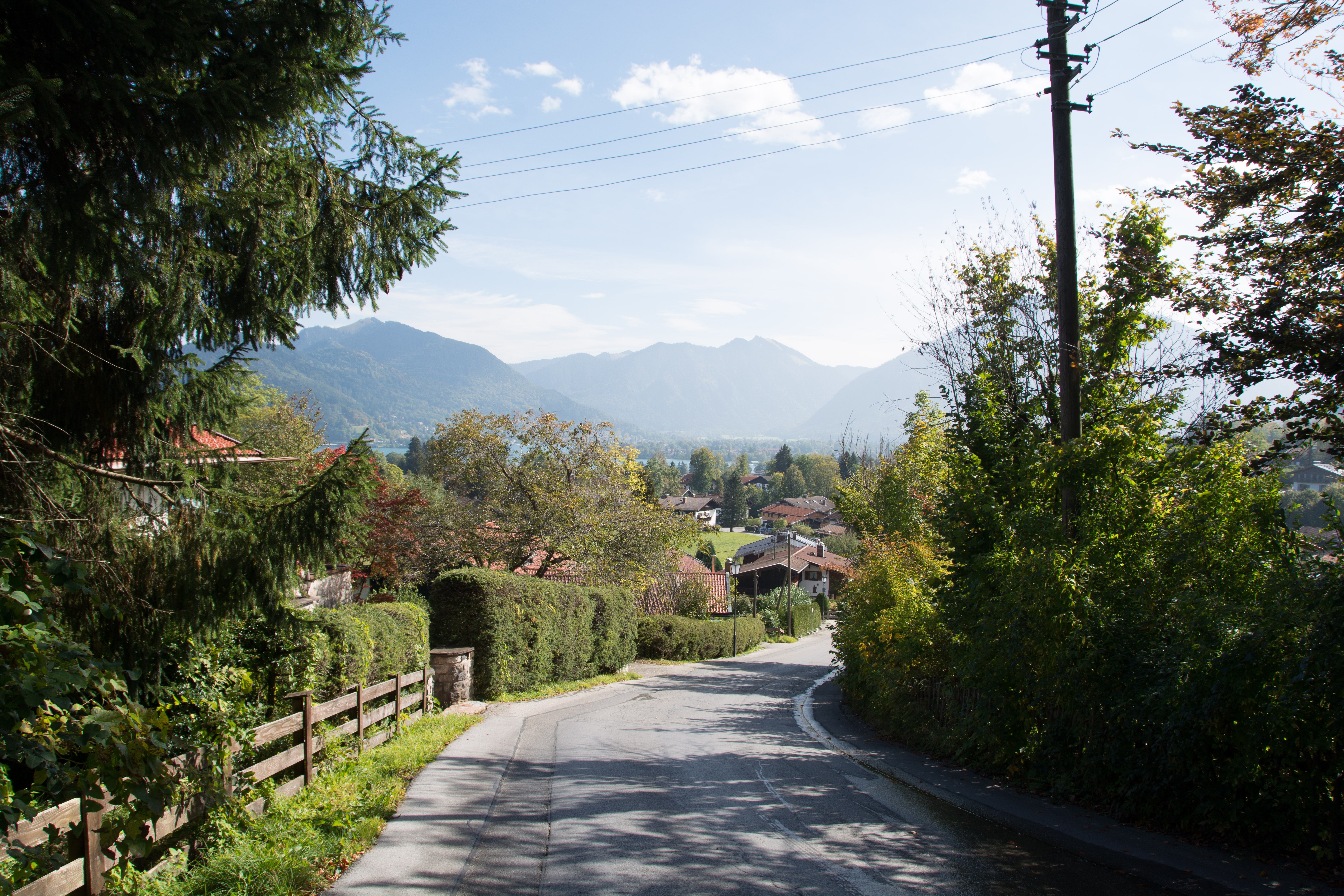 Blick auf Tegernsee und Wallberg zu Beginn der Tour bevor es rechts in die Söllbachstraße geht