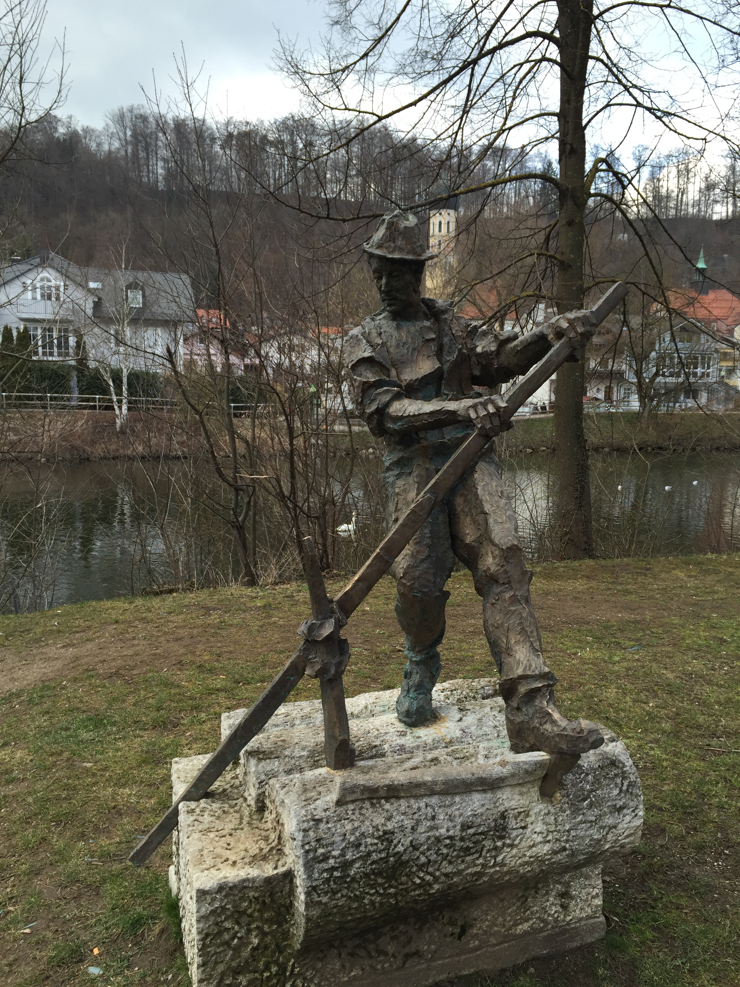 Darf natürlich in diesem Artikel nicht fehlen: das Flößer-Denkmal an der Loisach in Wolfratshausen.