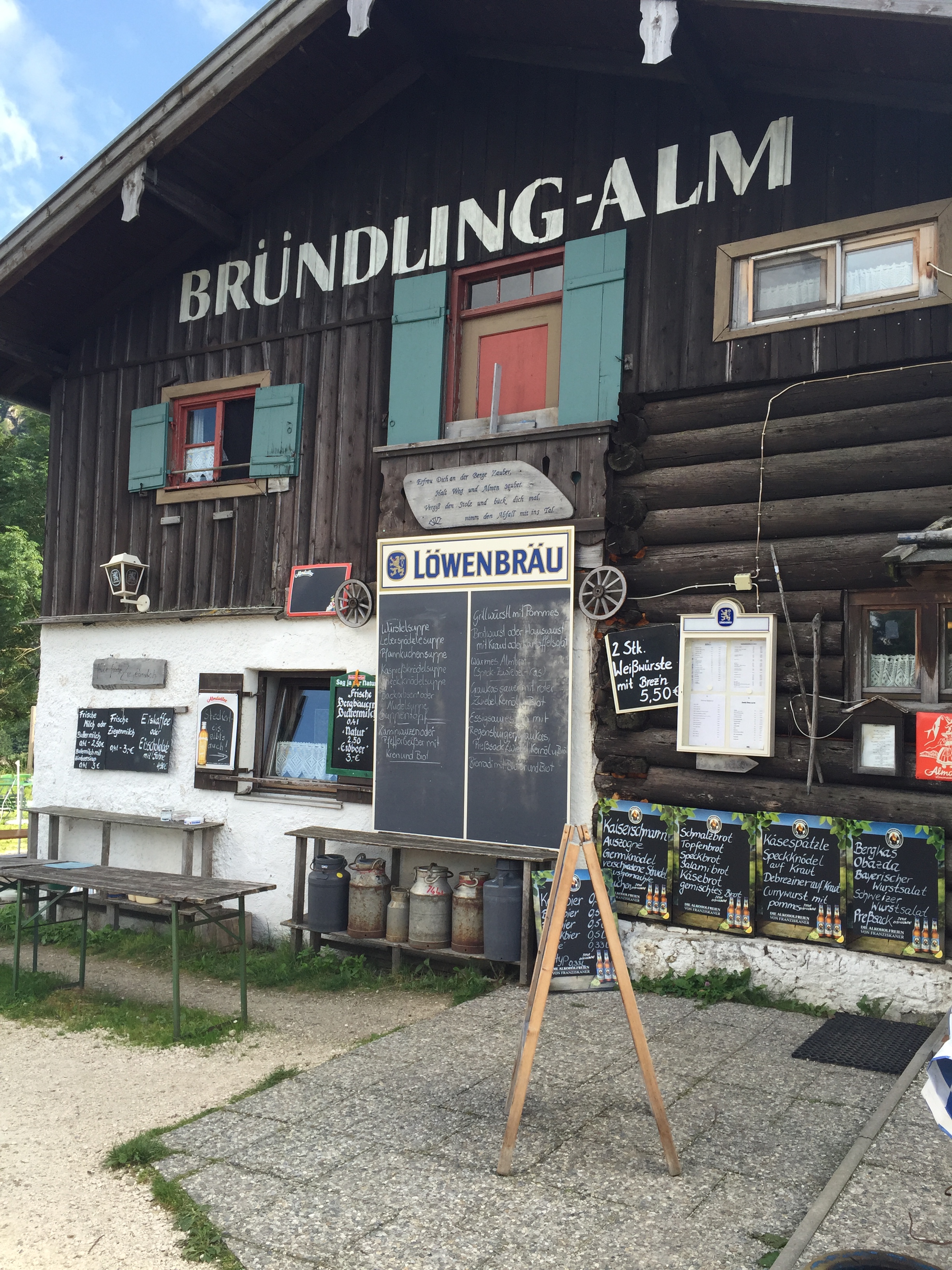 Die Bründling-Alm auf halber Strecke zum Hochfelln.