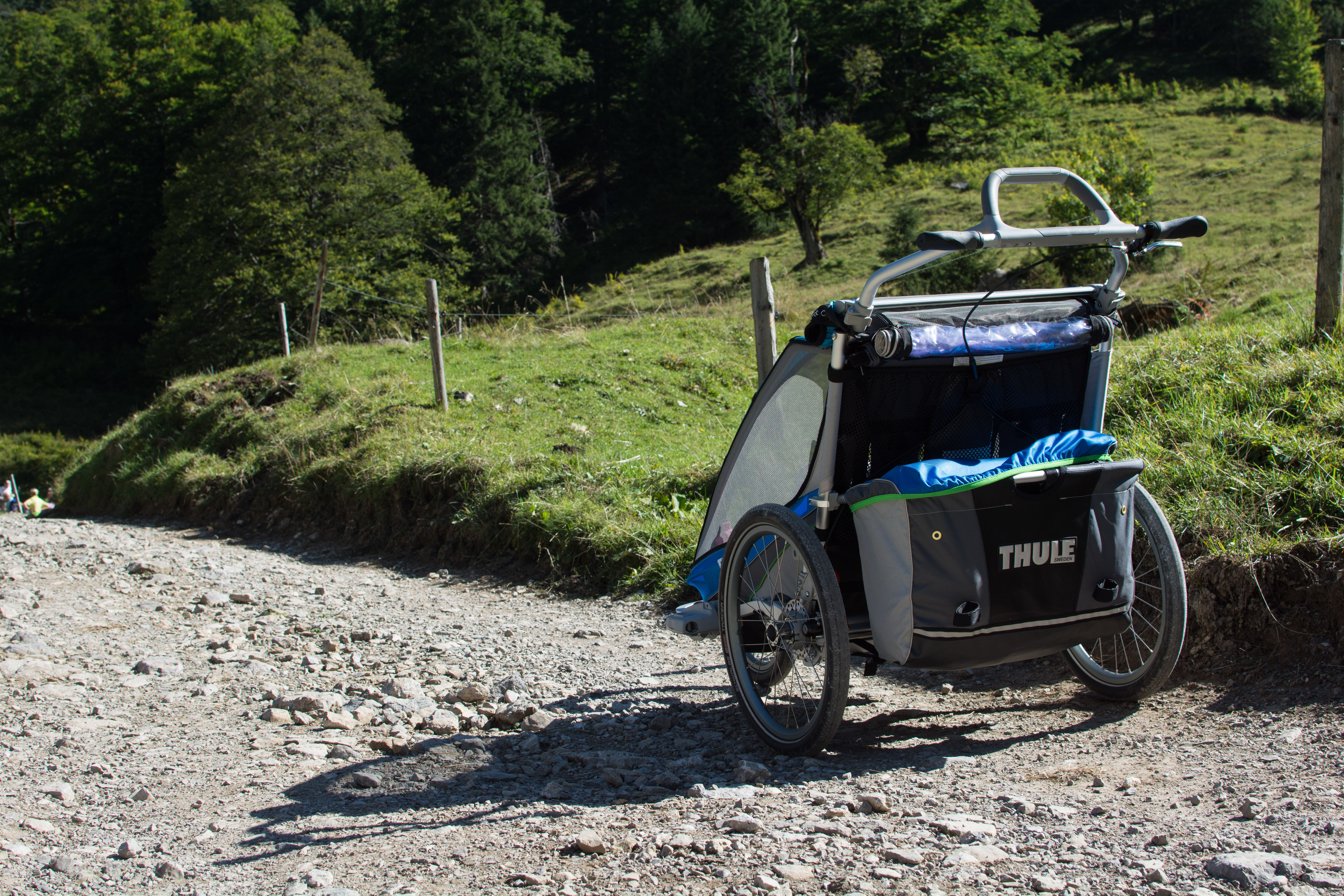 Der Weg bergauf zur Binsalm ist größtenteils holprig und nur für geländetaugliche Kinderwagen geeignet.