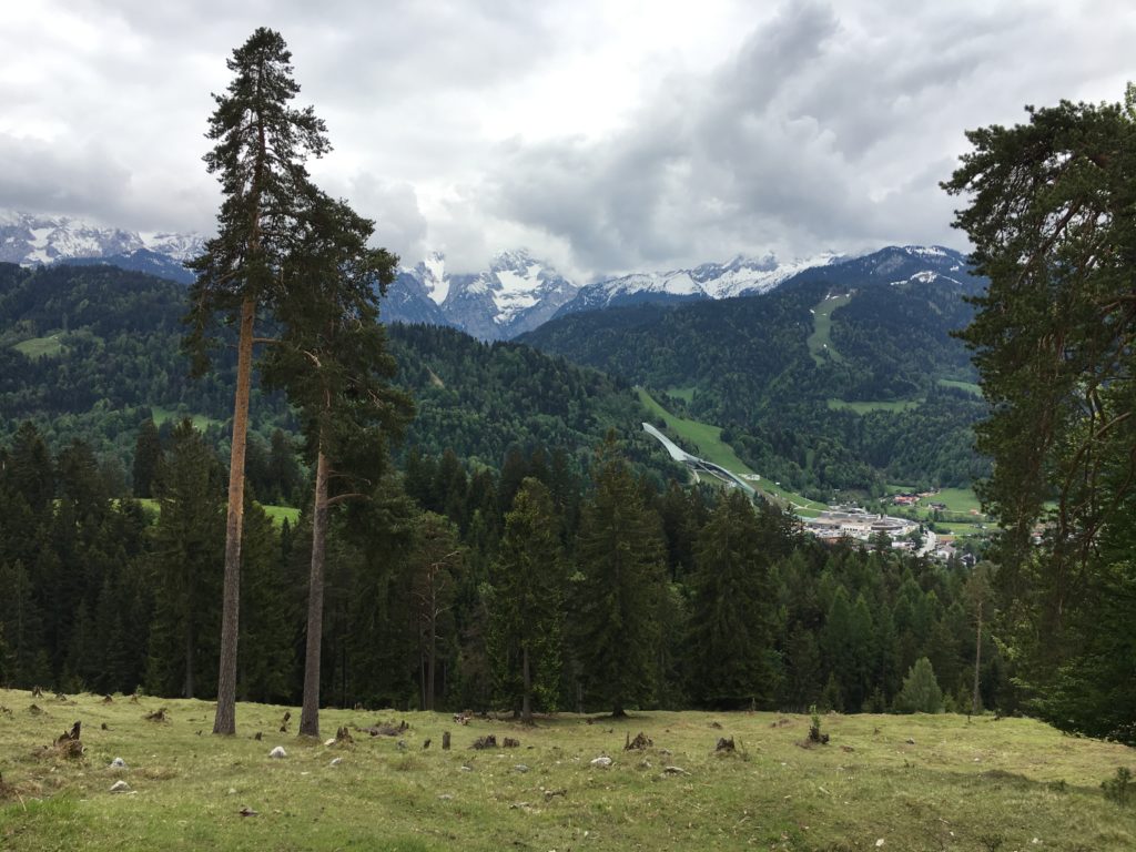Blick auf die Große Olympiaschanze von Garmisch-Partenkirchen