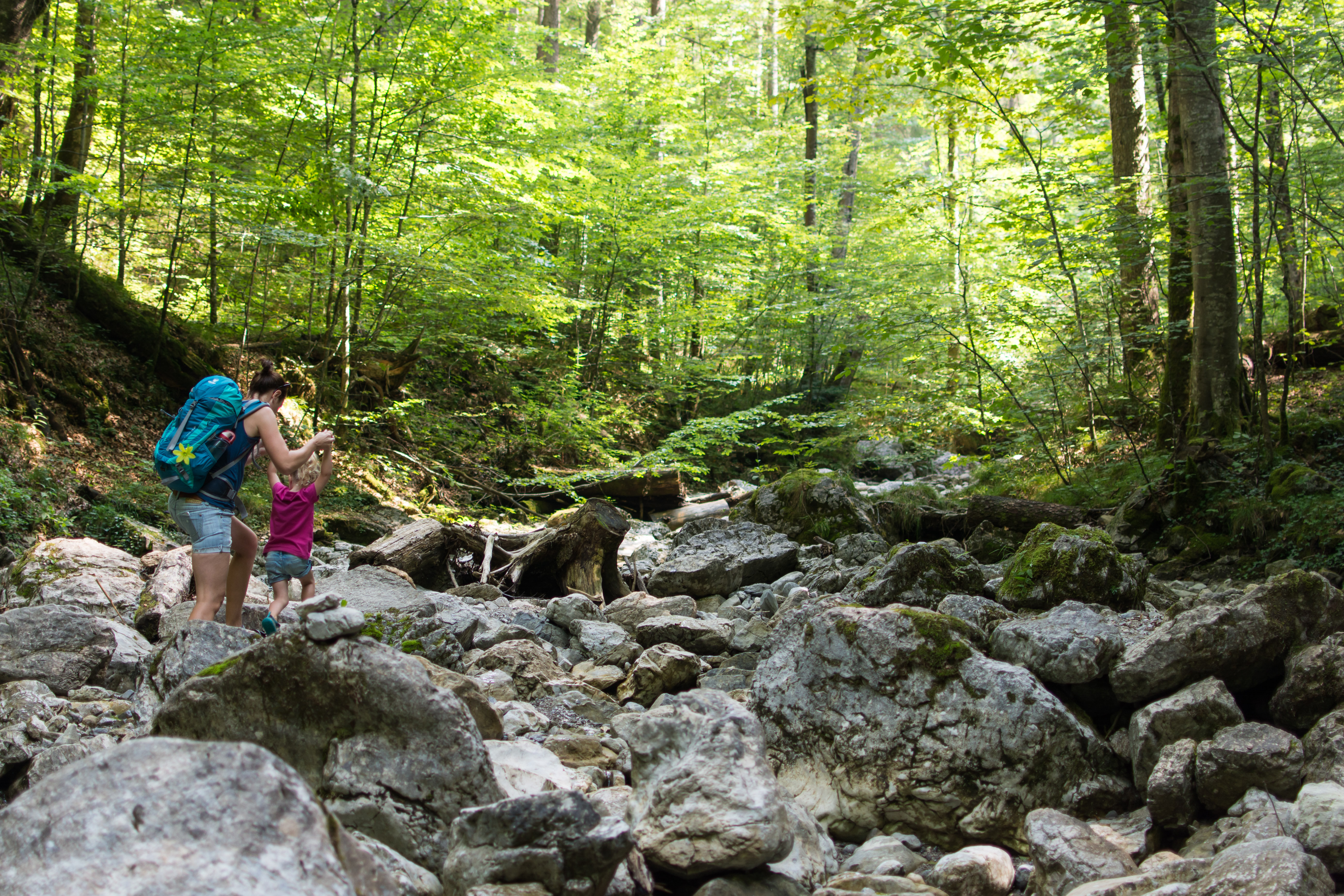 Wandern mit Kindern im Sommer durch den Bach zum Lainbachfall