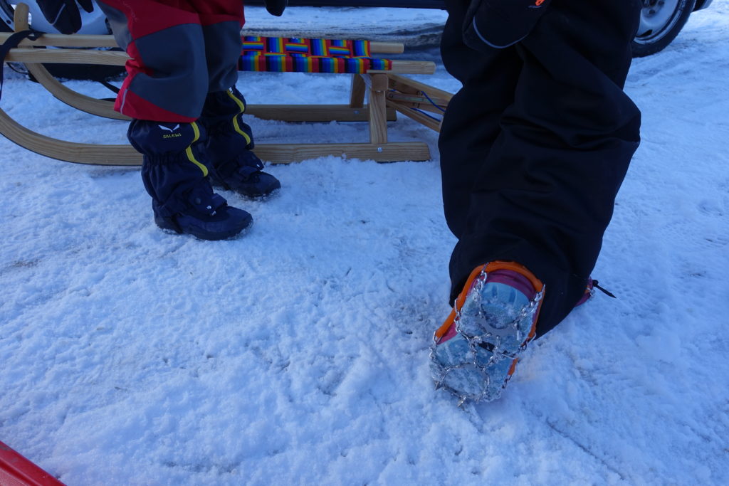 Winterwandern mit Kindern Ausrüstung Grödel