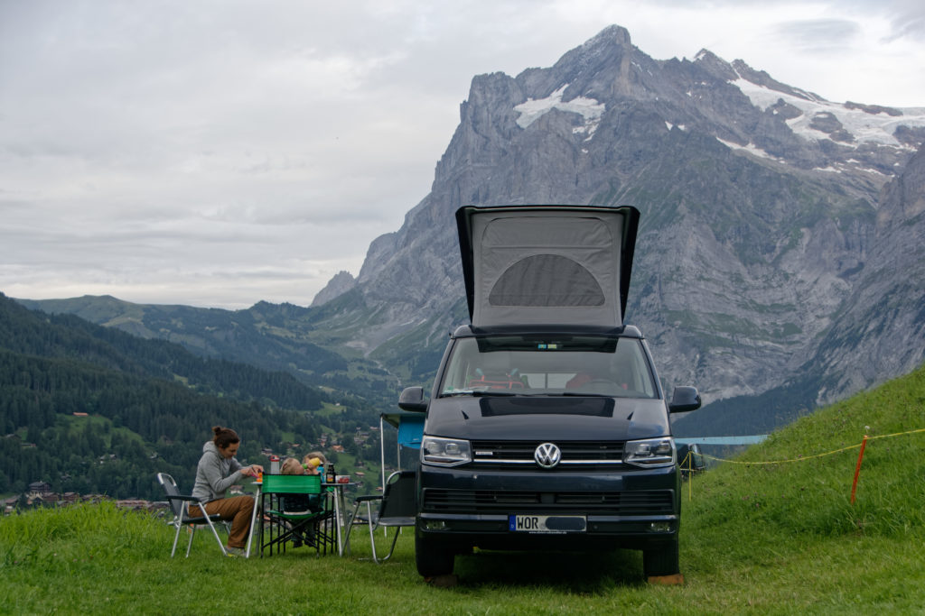 Camping mit Kindern im VW Bus oberhalb von Grindelwald