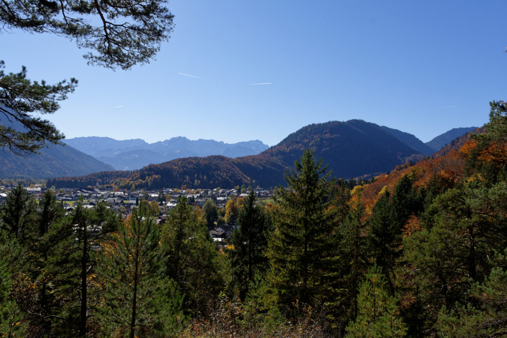 Herbstwanderung auf dem Sieben-Bankerl-Weg bei Oberau im Zugspitzland
