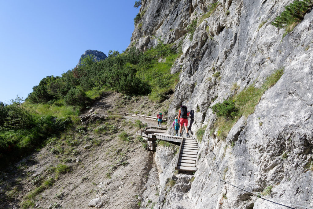 Wandern in den Brenta Dolomiten mit Kindern auf dem Weg zum Rifugio Selvata.