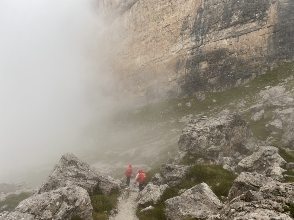 Wanderung durch die Brenta Dolomiten mit Kindern: die letzte Etappe im Regen